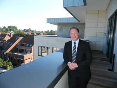 Volksbank-Marketingleiter Jens Themsen freut sich, am Tag der offenen Tür auch die Dachterrasse präsentieren zu können. Foto: Bosse 