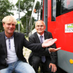 Zusammen mit dem damaligen BSAG-Chef Wilfried Eisenberg stellt Hollatz eines der neuen Straßenbahnfahrzeuge vor.