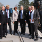 Hollatz empfängt Bremens damaligen Bürgermeister Jens Böhrnsen und Finanzsenatorin Karoline Linnert auf der Baustelle für die Linie 4.