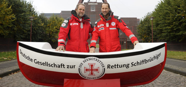 Seenotretter Rhett Collasius (l.) und „Bootschafter“ Markus Knüfken. Foto: DGzRS