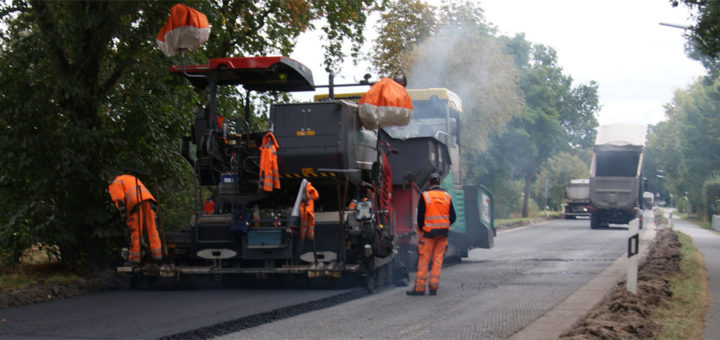 Mit schwerem Gerät wird die Fahrbahnsanierung der B 74 vorangetrieben. Ab kommender Woche soll die Vollsperrung zwischen Teufelsmoorstraße und Oldenbütteler Straße aufgehoben werden können. Foto: Möller