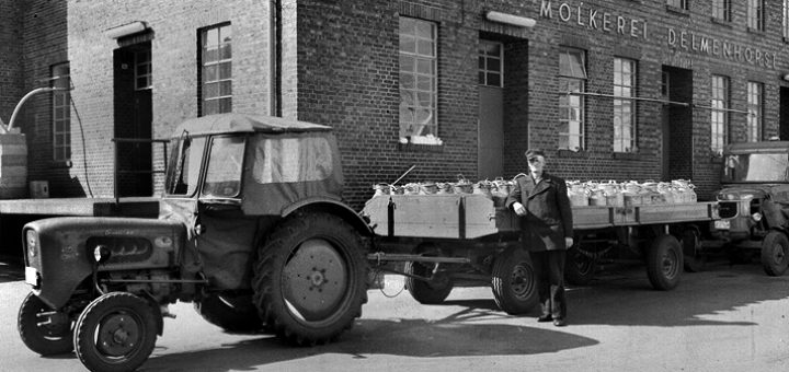 Milchbauer bei der Anlieferung bei der Molkerei. Ab November 1974 wurde die Milch mit Tankwagen transportiert. Foto: Stadtarchiv Delmenhorst