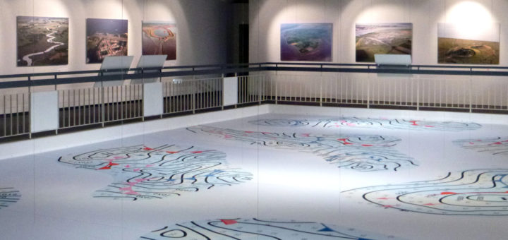 Die beiden Ausstellungen sind durch eine Decke mit einer stilisierten Wetterkarten getrennt. Foto: Suhren