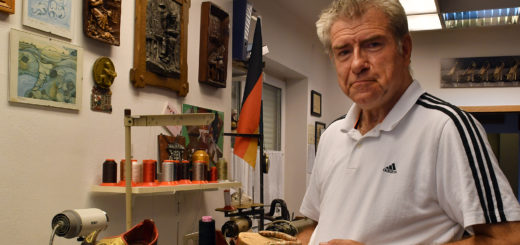 Hans A. Petersen sammelt seit rund 20 Jahren Schuhe aus aller Welt. Foto: Konczak