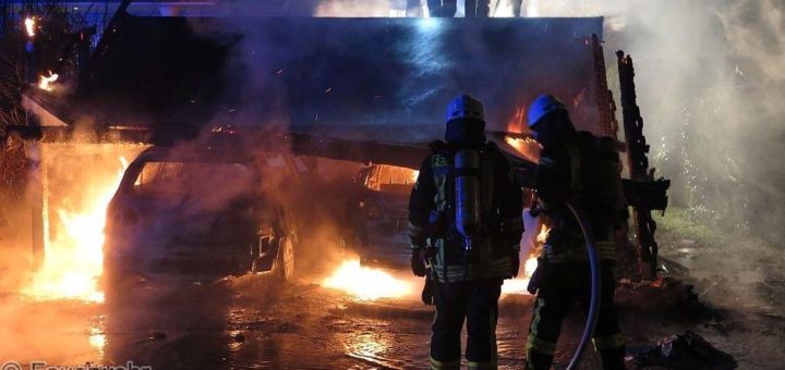 In Brinkum hat ein Feuer zwei Autos und ein Carport komplett zerstört. Foto: Feuerwehr Stuhr
