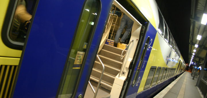 Der Metronom kommt in den frühen Morgenstunden am Bremer Hauptbahnhof an. Fotos: Neloska