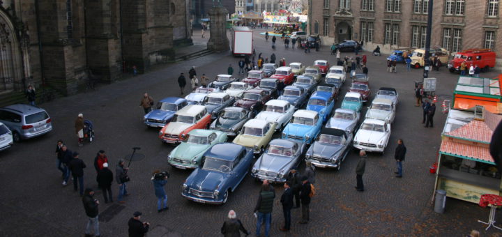 40 historische Borgward-Modelle formen vor dem Rathaus eine Raute. Fotos: Neloska