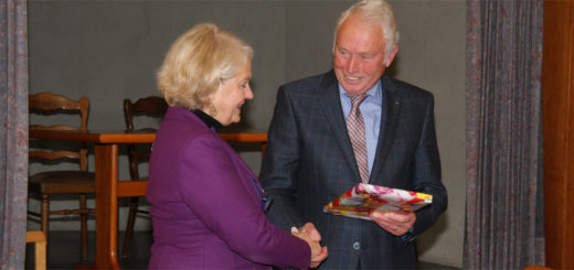 Senioren-Unions-Chef Hans-Ludwig Demann dankte Elisabeth Motschmann für ihren Vortrag und überreichte ein Buchgeschenk. Foto: Möller