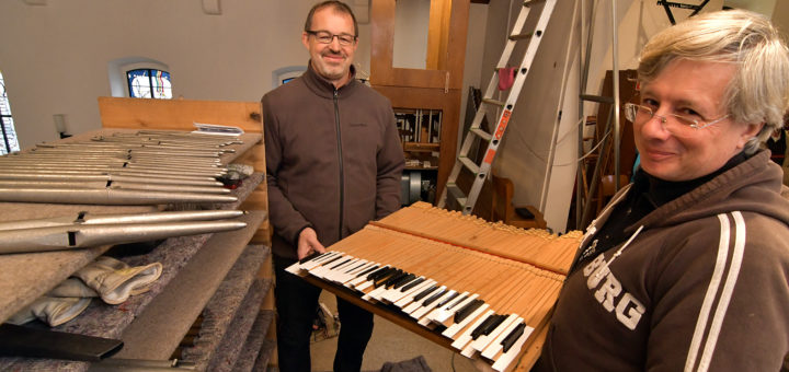 Die beiden Orgelbauer Dietmar Franke (links) und Vincent Depol haben die Orgel der St. Hedwig-Gemeinde auseinandergebaut. Sie reinnigen das Instrument und stimmen es klanglich auf den Kirchenraum ab.Foto: Konczak
