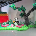 Ein Pandabär in einem Garten aus Luftballons. Foto: Hinte