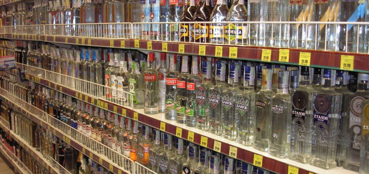 Die SPD will, dass Alkohol im Supermarkt nur in solchen Regalen verkauft wird, nicht mehr an der Kasse. Foto: wikimedia