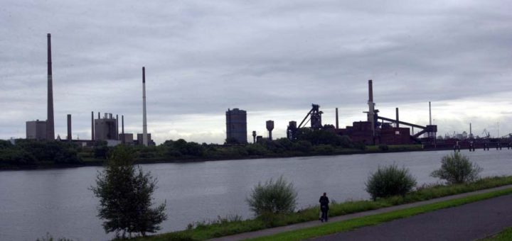 Dunkle Wolken am Horizont: Blick über die Weser auf das Stahlwerk. Foto: WR