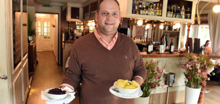 Wirt Rainer Sheikh unterhält im „Herman‘ Post“ die Gäste mit flotten Sprüchen und leckerem Essen – wie dem Rinderbraten mit Rotkohl. Foto: Schlie