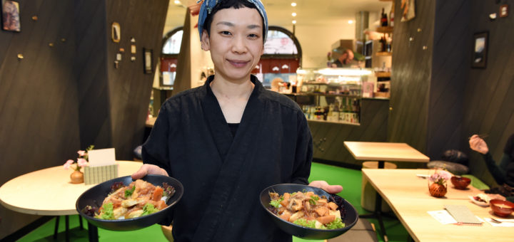 Emiko Sugiyama kocht im „ZeN“: Hier hat sie zwei „Donburis“ – ein Klassiker der japanischen Küche. Foto: Schlie