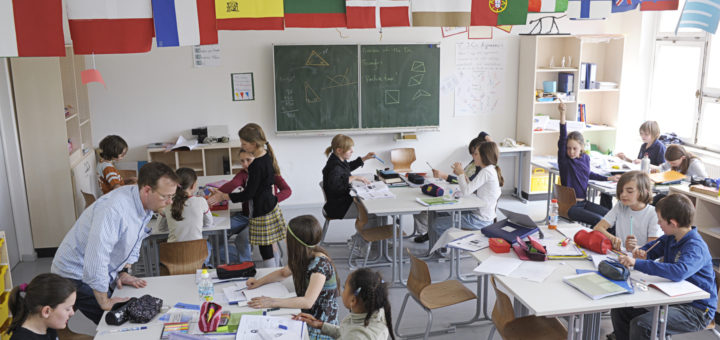 Unterricht in einer Klasse. Foto: Wikimedia / Jens Rötzsch