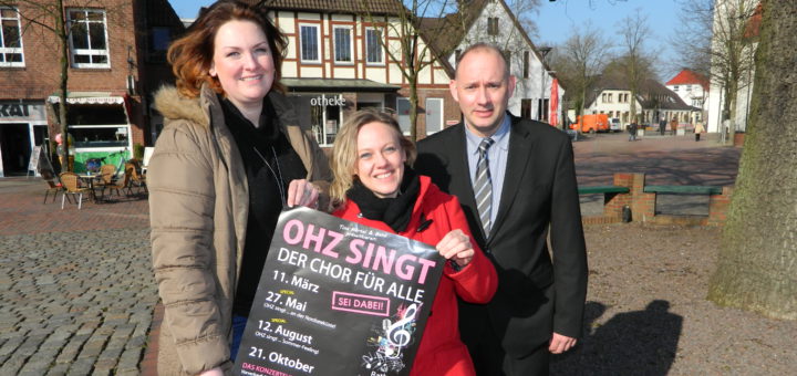 Noch guter Hoffnung stellten die Organisatorinnen Tina Härtel und Martina de Wolff (v.l.) das Jahresprogramm von „OHZ singt“ im Februar gemeinsam mit Sascha Ringe von der Volksbank Osterholz-Scharmbeck als Sponsor vor. Foto: Bosse