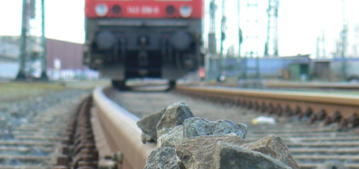 Drei Kinder haben Steine auf die Gleise zwischen Bremen und Bremerhaven gelegt und so den Zugverkehr ausgebremst. Symbolfoto/Polizei