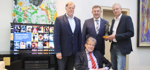 Günter Trempnau (l.) und Eric Schädler (r.) nahmen gestern den Unternehmenspreis 2016 von Christoph Jendrek (M., stehend) und Rainer Küchen (M., sitzend) entgegen. Foto: Füller