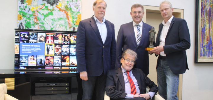 Günter Trempnau (l.) und Eric Schädler (r.) nahmen gestern den Unternehmenspreis 2016 von Christoph Jendrek (M., stehend) und Rainer Küchen (M., sitzend) entgegen. Foto: Füller