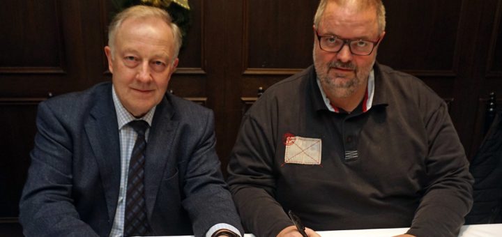 Wilhelm Hogrefe (CDU, l.) und Heiko Oetjen (SPD) besiegelten gestern durch ihre Unterschriften eine Vereinbarung zur Zusammenarbeit ihrer Fraktionen im Verdener Kreistag bis Ende Oktober 2021.Foto: Bruns