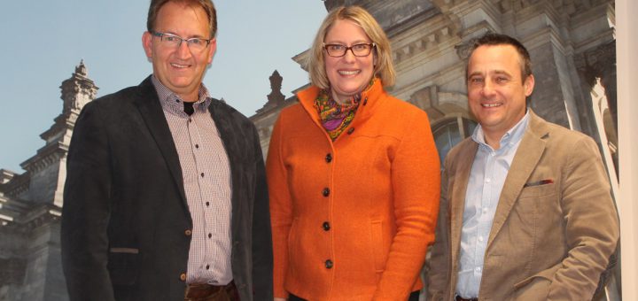 Die CDU-Kreisvorsitzenden Rainer Bensch (l.) und Heiko Strohmann (r.) haben Bettina Hornhues (M.) ihre volle Unterstützung für die Bundestagswahl 2017 zugesagt. Foto: Füller