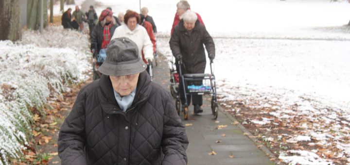 In einem Selbstversuch haben Bewohnerinnen der Seniorenwohnheime eine Rollator-Tour zum Bahnhof St. Magnus unternommen. Foto: Armbrust