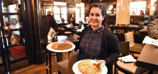 Wirtin Setareh Ghofrani vom „Achim‘s Beck‘s-Haus“ mit zwei gut gefüllten Tellern. Foto: Schlie