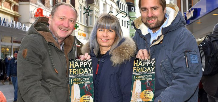 Laden mit weiteren City-Kaufleuten zur Schnäppchenjagd am Happy Friday ein (von links): Hartmut Nordbruch (Photo von Oven), Steffi Stöhr-Hering (Komplott) und Julian Flocke (Strudthoff). Foto: Konczak