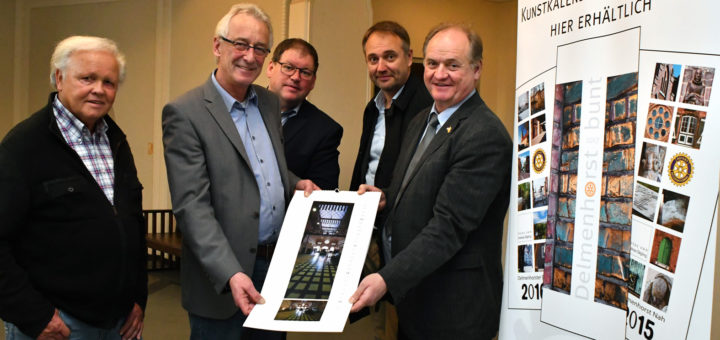Vertreter vom „fotoforum 75“ und vom Rotary Club Delmenhorst überreichten Oberbürgermeister Axel Jahnz (2. von links) ein Exemplar des Kunstkalenders. Foto: Konczak