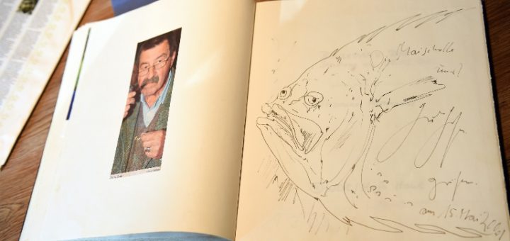 Günter Grass zeichnete eine Maischolle ins Amtsfischerhaus-Gästebuch. Foto: Schlie
