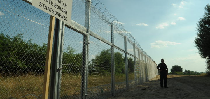 Zutritt versperrt: Der Grenzzaun in Ungarn. 70 Menschen wurden in 2016 bereits aus Bremen abgeschoben. Foto: Délmagyarország / Schmidt Andrea wikimedia.org
