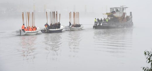 Dem Nebel zum trotz ruderten am Samstag 21 Teams aus ganzer Welt beim Kutterpullen über die Weser. Fotos: Schlie