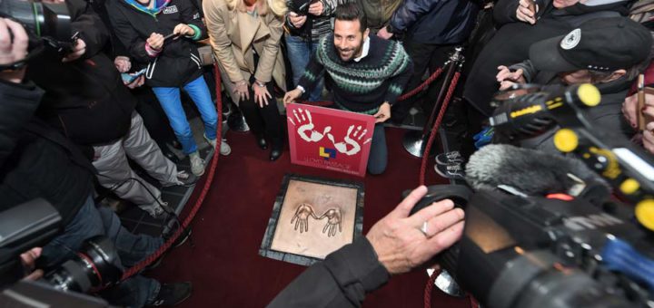 Claudio Pizarro enthült seinen goldenen Handabdruck in der Bremer "Mall of Fame". Foto: Schlie
