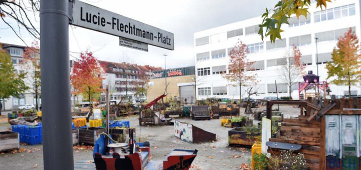 Durch die Veränderungen auf dem Lucie-Flechtmann-Platz ist das Areal auch für Obdachlose und Alkoholiker attraktiver geworden. draußen sitzen Tische aufstellen Foto: Schlie