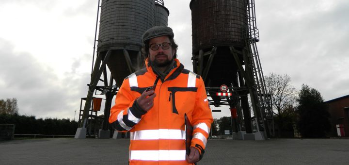Frieder Lüße, Leiter des städtischen Baubetriebshofs, vor den vier signifikanten Salzsilos in Pennigbüttel. Foto: Bosse