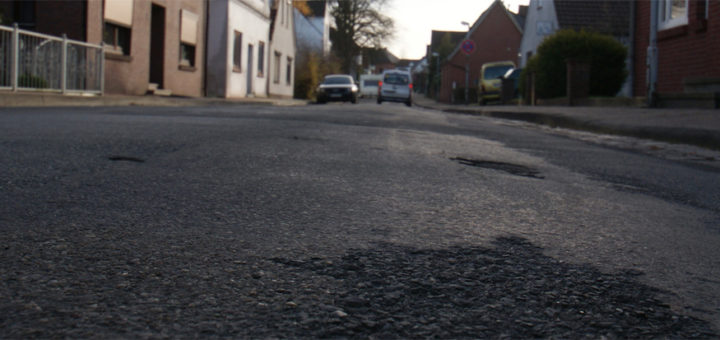 Die Neue Straße soll ab Anfang 2017 saniert werden, darüber informierte die Stadtverwaltung die Anlieger, die mit Straßenbaubeiträgen an der Finanzierung beteiligt werden sollen. Foto: Möller