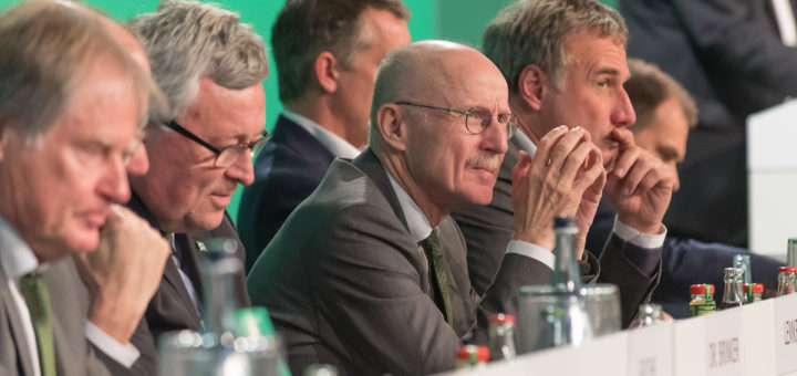 Die scheidenden Aufsichtsratsmitglieder Hans Schulz, Werner Brinker und Willi Lemke, sowie der Vorsitzende des Gremiums marco Bode (v.l.). Foto: Nordphoto