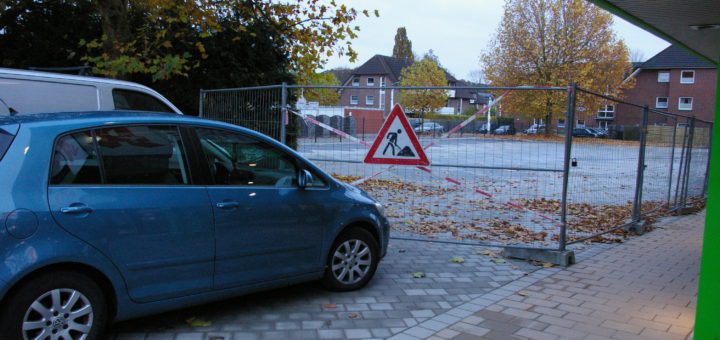 Leerer Parkplatz am Ärztehaus mit zugeparkter Einfahrt und Bauzaundavor..Foto: Lürssen