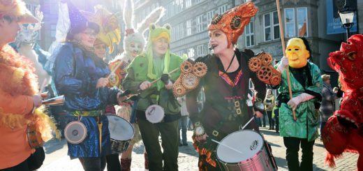 Der Samba-Karneval in Bremen will den Winter austreiben und ist völlig anders als der traditionelle Karneval aus dem Rheinland. Foto: Schlie
