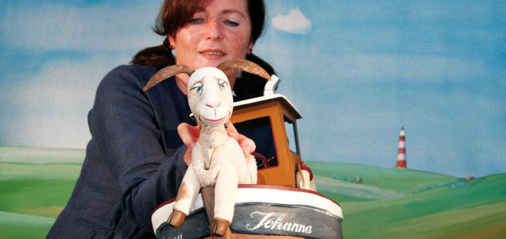 Johanna Sperlich vom Hohenloher Figurentheater lädt mit Puppe Berthold zum Stück „Schaf Ahoi“ ein. Foto: red