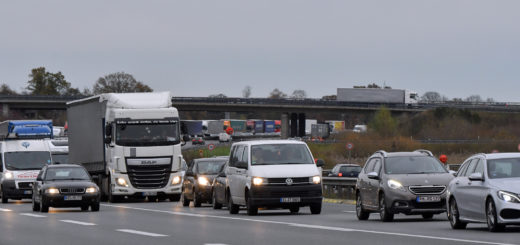 Auto- und Lkwfahrer, die auf der A 28 zwischen Bremen und Oldenburg unterwegs sind, müssen aufgrund von Baustellen noch länger mit Staus rechnen. Foto: Konczak