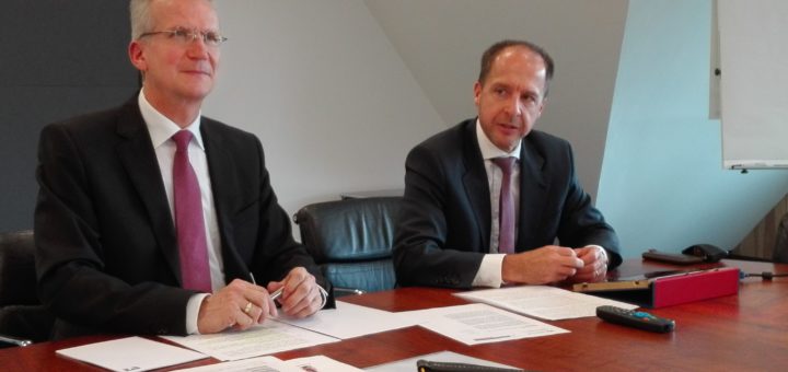 Die Vorstandsmitglieder Martin Versemann und Wolfgang Etrich stellten die Fusionspläne der Volksbank eG Delmenhorst Schierbrok vor.Foto: Lürssen