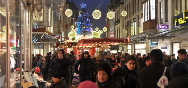 Weihnachtseinkäufer in der Sögestraße im Dezember. Foto: Schlie
