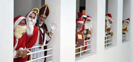 Bremens Weihnachtmänner lassen Grüßen. Foto: Schlie