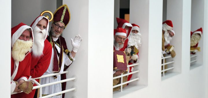 Bremens Weihnachtmänner lassen Grüßen. Foto: Schlie