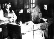 Ehepaar beim Korkschneiden zu Beginn des 20. Jahrhunderts. Foto: Stadtarchiv Delmenhorst