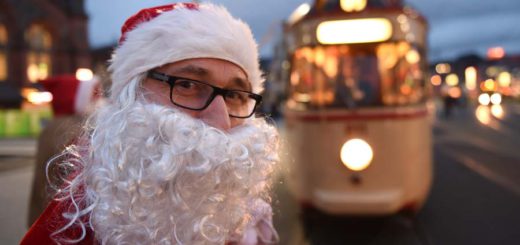 Ein Leser darf als Weihnachtsmann verkleidet den Straßenbahnen den Weg frei machen. Foto: WR