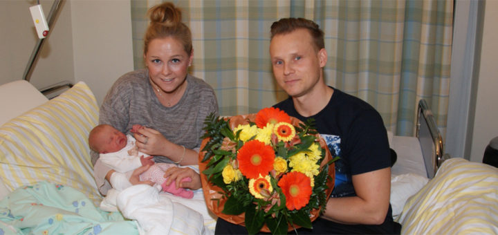 Katharina Wolf und Tobias Glahn bekamen zur Geburt ihrer Tochter Charlotte besondere Glückwünsche von der Leitung des Osterholzer Kreiskrankenhauses. Foto: Möller