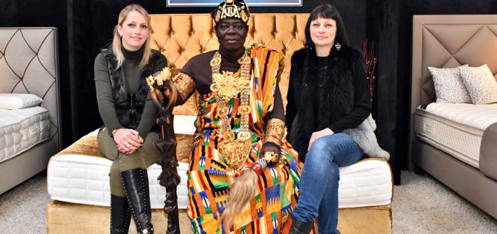 Besuch von König Bansah: Marina Kunst, König Bansah, Melanie Meyer do Sotomayor