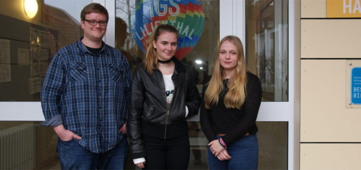 Die Schülerinnen Valeska Timke und Celine Saathoff bedauern, zusammen mit ihrem Lehrer Daniel Klotzek (v.r.), dass ihr Mitschüler Elsaid wieder zurück nach Albanien geschickt wird. Foto: Möller